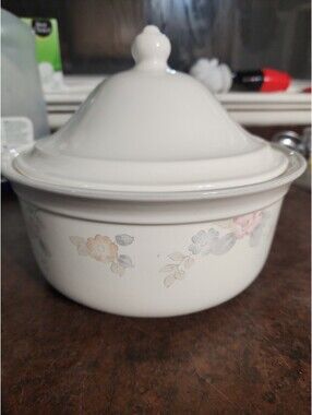 Pfaltzgraff Wyndham 9" Round Casserole Dish W/Lid - Pink, Grey Floral